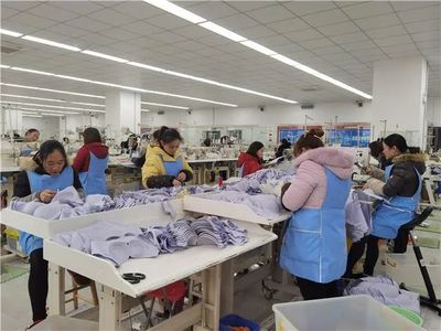 訂單激增，梁平服飾企業(yè)開(kāi)足馬力忙生產(chǎn)